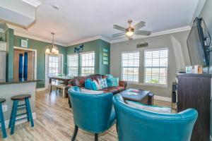 TV a/nebo společenská místnost v ubytování Whitecap