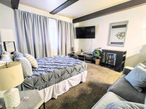 a hotel room with two beds and a couch at Aisling Hotel in Great Falls