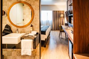 Cama ou camas em um quarto em Novotel Lima San Isidro