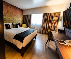 Cama ou camas em um quarto em Novotel Lima San Isidro