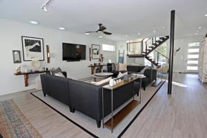 ein Wohnzimmer mit Sofa und Tisch in der Unterkunft Maryland avenue 35 in Rehoboth Beach