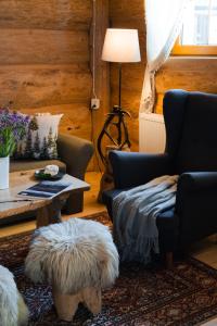 Posedenie v ubytovaní GÓRALSKI DOMEK z kominkiem - Highlander Wooden House