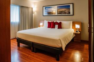 Cama ou camas em um quarto em Novotel Lima San Isidro