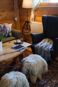 Posedenie v ubytovaní GÓRALSKI DOMEK z kominkiem - Highlander Wooden House