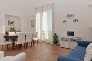 ミノーリにあるLa Torricella - Ravello Accommodationのリビングルーム(テーブル、青いソファ付)