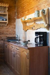 Kuchyňa alebo kuchynka v ubytovaní GÓRALSKI DOMEK z kominkiem - Highlander Wooden House