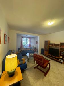 una sala de estar con un sofá y una mesa en Apartman Luka5, en Petrovac na Moru