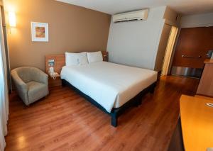 Cama ou camas em um quarto em Novotel Lima San Isidro
