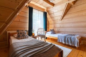 Posteľ alebo postele v izbe v ubytovaní GÓRALSKI DOMEK z kominkiem - Highlander Wooden House