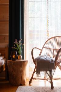 Posedenie v ubytovaní GÓRALSKI DOMEK z kominkiem - Highlander Wooden House