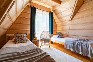 Posteľ alebo postele v izbe v ubytovaní GÓRALSKI DOMEK z kominkiem - Highlander Wooden House