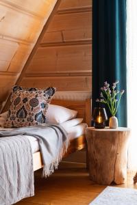 Posteľ alebo postele v izbe v ubytovaní GÓRALSKI DOMEK z kominkiem - Highlander Wooden House