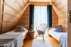 Posteľ alebo postele v izbe v ubytovaní GÓRALSKI DOMEK z kominkiem - Highlander Wooden House