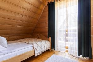 Posteľ alebo postele v izbe v ubytovaní GÓRALSKI DOMEK z kominkiem - Highlander Wooden House