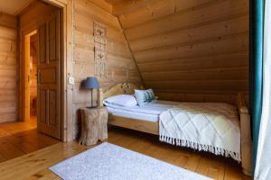 Posteľ alebo postele v izbe v ubytovaní GÓRALSKI DOMEK z kominkiem - Highlander Wooden House