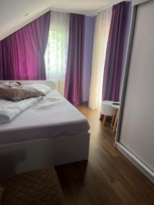 Ένα ή περισσότερα κρεβάτια σε δωμάτιο στο Casa Ungurianu