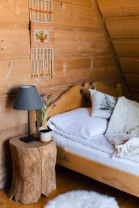 Posteľ alebo postele v izbe v ubytovaní GÓRALSKI DOMEK z kominkiem - Highlander Wooden House