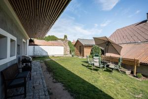 a patio with a table and chairs and an umbrella at Chalupa Kozárovice in KozÃ¡rovice