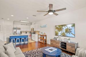 Η κουζίνα ή μικρή κουζίνα στο Casa Del Mar - GOLF CART INCLUDED!