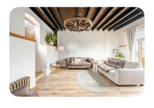 Wheaton AstonThe Hurst Stable的客厅设有两张沙发和一个天花板