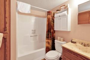 un bagno con wc, doccia e lavandino di Alpine adventure #2166 a Big Bear Lake Altre 20 foto