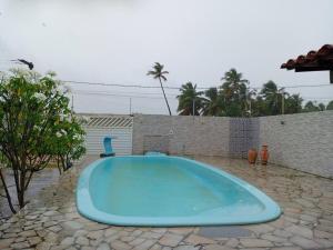 una grande piscina blu in un cortile sul retro di Casa de praia na Barra dos Coqueiros a Barra dos Coqueiros