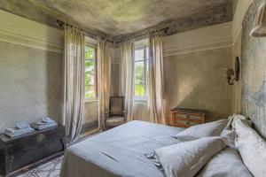 A bed or beds in a room at Villa Giardino Lucca heated pool, 2 miles Lucca