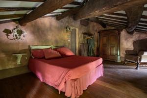 A bed or beds in a room at Villa Giardino Lucca heated pool, 2 miles Lucca