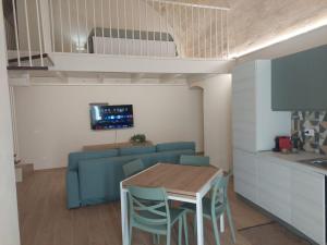 a living room with a table and a blue couch at Il Nido nel Borgo in Ginosa