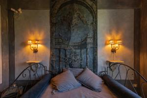A bed or beds in a room at Villa Giardino Lucca heated pool, 2 miles Lucca