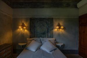 A bed or beds in a room at Villa Giardino Lucca heated pool, 2 miles Lucca