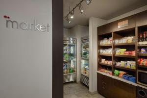 Supermarket nebo jiné obchody v  hotelu nebo okolí