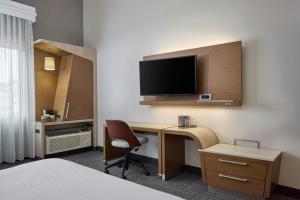 TV a/nebo společenská místnost v ubytování Courtyard by Marriott Denver Southwest/Littleton