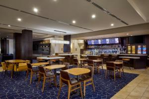 Lounge nebo bar v ubytování Courtyard by Marriott Denver Southwest/Littleton