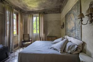 A bed or beds in a room at Villa Giardino Lucca heated pool, 2 miles Lucca