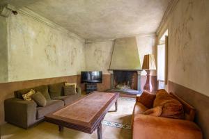 A television and/or entertainment centre at Villa Giardino Lucca heated pool, 2 miles Lucca