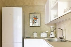 A kitchen or kitchenette at Villa Giardino Lucca heated pool, 2 miles Lucca