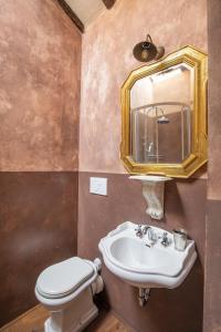 A bathroom at Villa Giardino Lucca heated pool, 2 miles Lucca
