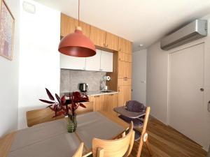 a kitchen and dining room with a table and chairs at Len Apartments One Gdańsk Sobieszewo Baltic Line blisko morza na Wyspie Sobieszewskiej dla rodzin przyjazny zwierzętom z tarasem in Gdańsk