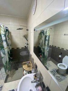 un baño con lavabo e inodoro en Apartment X, en Pristina