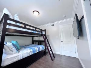 Fotografie z fotogalerie ubytování Fabulous 6 bedroom (3 master suites), 4 bath pool w/Jacuzzi home v destinaci Orange