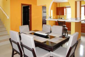 ein Esszimmer mit Tisch und Stühlen und eine Küche in der Unterkunft Terry's House in Cozumel