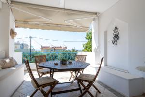 a dining room with a table and chairs on a balcony at Casa del mare in Avía