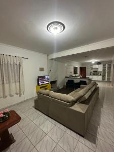 a large living room with a couch and a table at Lindo sítio em porto feliz in Pôrto Feliz