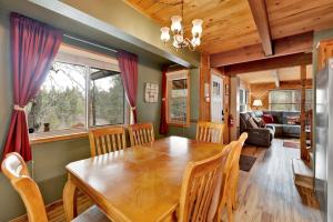una sala da pranzo con tavolo e sedie in legno di Alpine adventure #2166 a Big Bear Lake