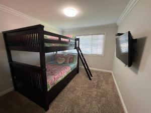 Katil atau katil-katil dalam bilik di Awesome 4 Bedroom, 3 1/2 Bath Home 1/2 Mile Walk To Disney