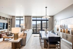 TV a/nebo společenská místnost v ubytování Stunning 3BR in New Deer Valley East Village Ski, Dine, and Relax! Sleeps 8, Modern Amenities