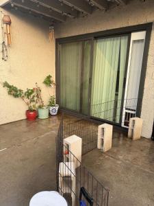 eine abgeschirmte Veranda mit Pflanzen und einem Gebäude in der Unterkunft Two Bedroom Condo in Huntington Beach in Huntington Beach