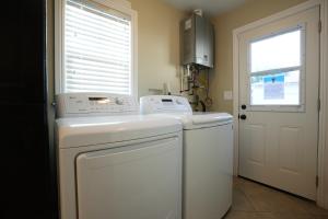 Gambar di galeri bagi Awesome 4 Bedroom, 3 1/2 Bath Home 1/2 Mile Walk To Disney di Anaheim +25 gambar