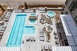 Bazén v ubytování Stunning 3BR in New Deer Valley East Village Ski, Dine, and Relax! Sleeps 8, Modern Amenities nebo v jeho okolí